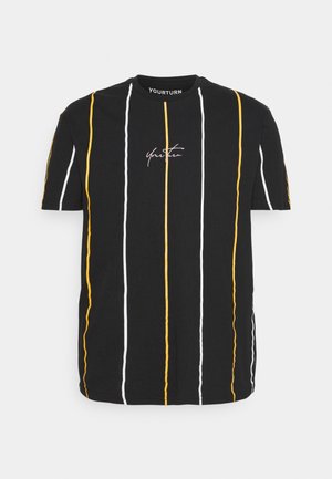 T-shirt nera con righe verticali gialle e bianche, con scollo tondo e logo ricamato "YOURTURN" sul davanti.