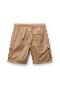 Shorts cargo beiges en tissu léger, avec une taille élastique, des poches latérales et une poche arrière avec une étiquette cousue.