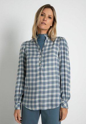 Blaue und weiße karierte Bluse mit Henley-Ausschnitt, langen Ärmeln mit Knopfmanschetten und dezenter Raffung an den Schultern.