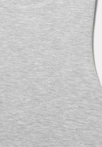 Haut sans manches en tissu côtelé gris clair avec un col rond et une texture lisse.