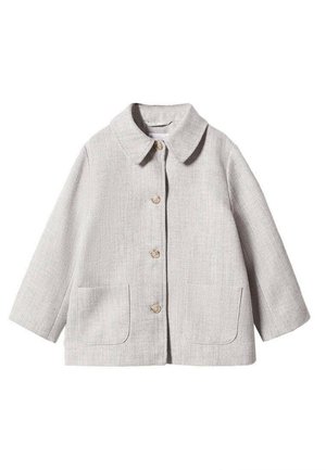 Veste en tissu gris clair texturé avec col, trois boutons à l'avant, manches longues et deux grandes poches avant.