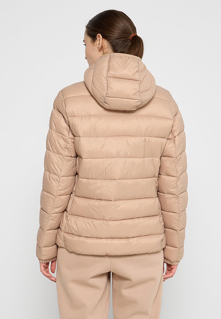 Giacca imbottita trapuntata beige con cappuccio removibile, caratterizzata da cuciture orizzontali e una superficie liscia. Tagliata in vita per un effetto aderente.