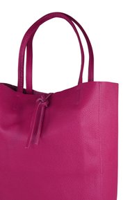 Sac fourre-tout en cuir magenta à texture lisse, avec deux poignées et une fermeture à cordon. Présente un design minimaliste et un dessus ouvert.