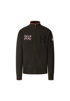 Maglione zipato in tessuto a maglia verde scuro. Presenta una patch della Union Jack e etichetta "HACKETT" sul lato sinistro del petto; colletto e polsini a coste.