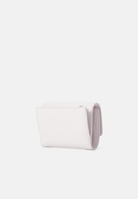 Vaaleanpunainen lompakko, jossa on taittava muotoilu, valmistettu sileästä materiaalista. Siinä on siistitompeleet ja kompakti muoto. Ulkonäöltään minimalistinen.