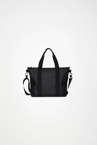 Borsa tote nera realizzata con materiale resistente. Presenta manici robusti e una tracolla regolabile. Texture liscia con accenti minimalisti.