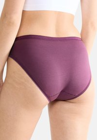 Hoge taille paarse katoenen onderbroek met een gladde structuur, subtiele stiksels en een comfortabele tailleband.