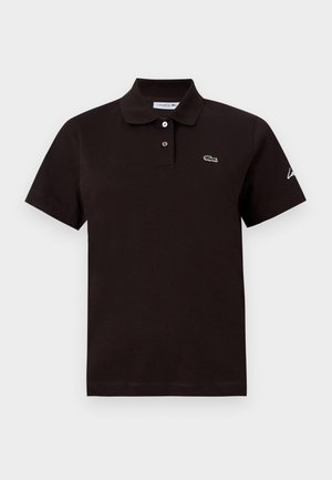 Polo noir à manches courtes avec deux boutons, petit logo crocodile vert sur la poitrine gauche et texte blanc en écriture cursive sur la manche droite.