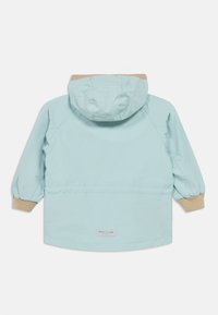 Αδιάβροχο ανοιχτό μπλε μπουφάν με κουκούλα, ελαστικά μανίκια με μανσέτα και μπεζ ριπ τελείωμα. Διαθέτει ετικέτα με λογότυπο στο πίσω μέρος.