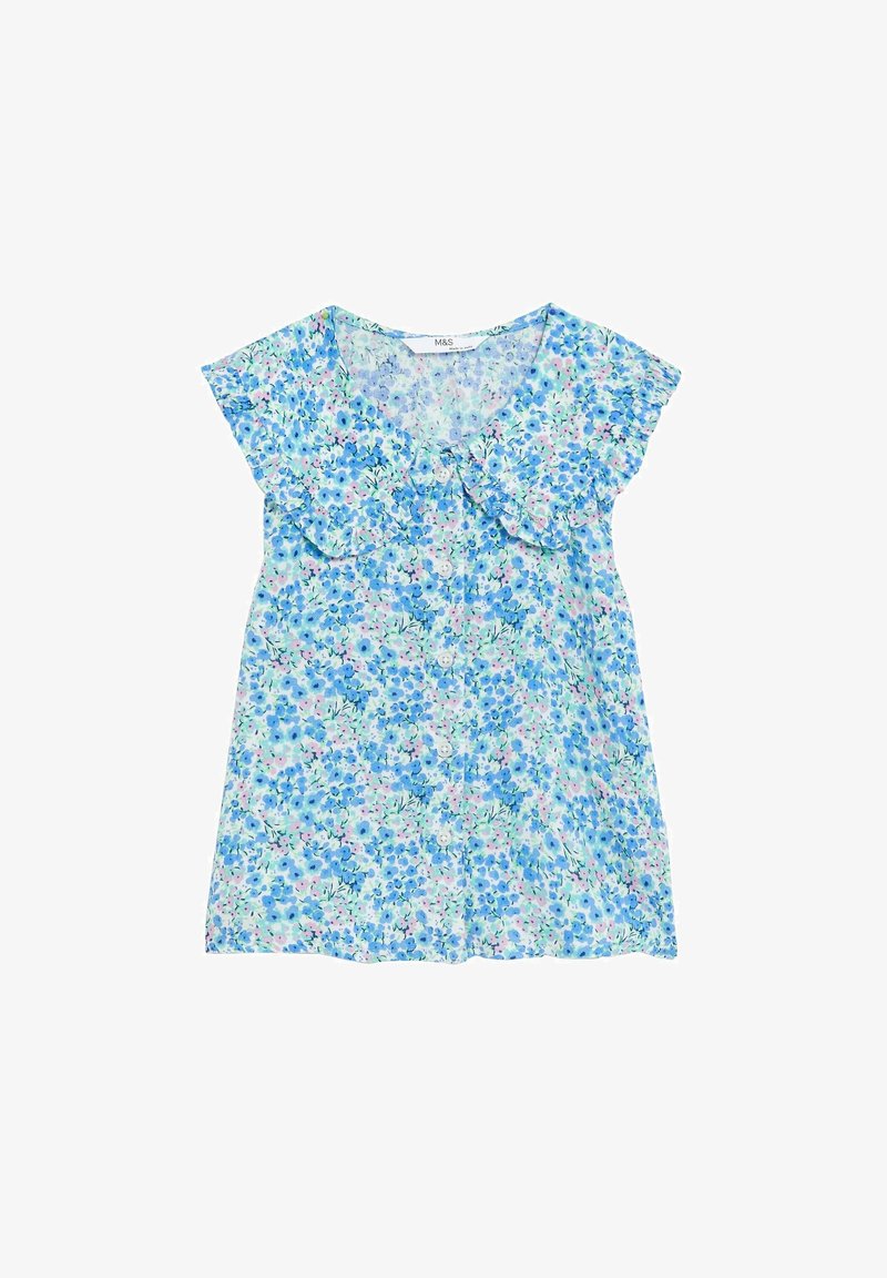 Blouse boutonnée à manches courtes avec motif floral bleu et rose et col à volants sur fond clair.