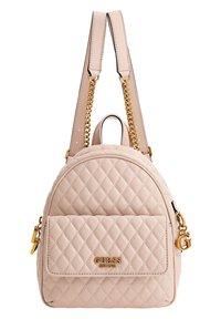 Gekwalte roze synthetische rugzak met gouden accenten, voorzien van dubbele schouderbanden, een voorvak en een decoratieve gouden ketting op de achterkant.