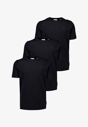 Tre t-shirt nere esposte insieme. Ognuna ha un collo giro, maniche corte e un piccolo logo sul petto. Texture liscia, design informale.