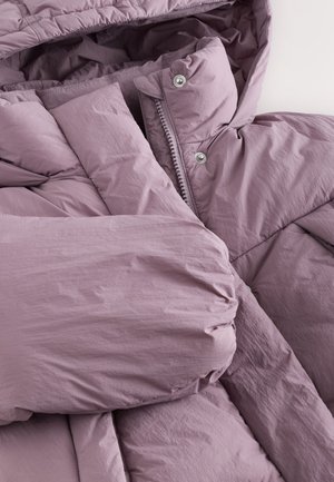 Padded jacket in light purple, made of soft, crinkled fabric. Features a zip closure and snap buttons. Thick, textured sleeves.
