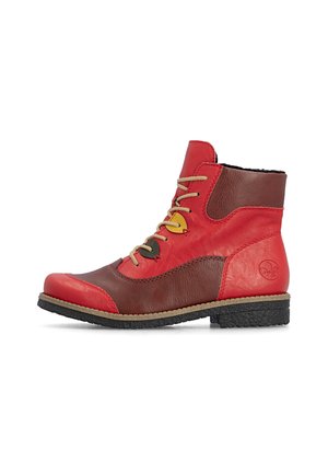 Roter und brauner Lederknöchel-Stiefel mit beigen Schnürsenkeln, schwarzer Sohle und genähten Details, von der Seite auf weißem Hintergrund dargestellt.