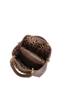 Borsa a tracolla in pelle marrone con interno a stampa leopardata, hardware dorato e una pochette rimovibile con zip. Presenta una maniglia decorata con catena.