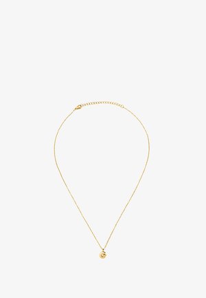 Delicata collana a catena d'oro con un piccolo ciondolo rotondo con una lettera "G" ritagliata su uno sfondo bianco.