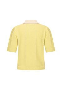Kurzarm-Polohemd in Gelb mit strukturiertem Strickdesign, kontrastierendem cremefarbenem Kragen und geradem Saum.