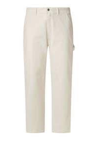 Pantalon beige à jambe droite avec fermeture par bouton et zip, passants de ceinture, poches latérales et petite boucle utilitaire sur la jambe droite.
