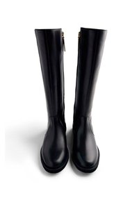 Botas negras hasta la rodilla hechas de cuero suave, con punta redonda y cierre lateral de cremallera. La suela es plana con un ligero patrón de relieve.
