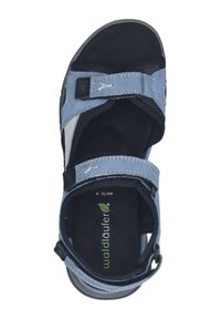 Blaue Sandale mit verstellbaren Riemen, Obermaterial aus Textil und gepolsterter Innensohle. Die Sohle ist dunkel mit einer leichten Textur und trägt das Markenlogo im Inneren.