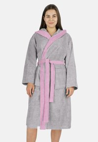 Grau terry Bademantel mit einer pinken Kapuze und Bindegurt, ausgestattet mit langen Ärmeln und zwei Vordertaschen, die eine weiche und plüschige Textur aufweisen.