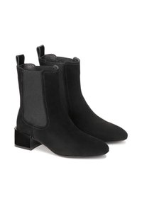 Botas de tobillo de ante negro con puntera puntiaguda, paneles laterales elásticos y tacón cuadrado. Textura suave con acentos de costura visibles.