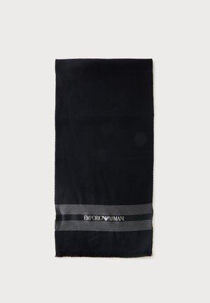 Écharpe noire Emporio Armani avec des rayures grises et un logo près d'une extrémité, posée à plat sur un fond clair.