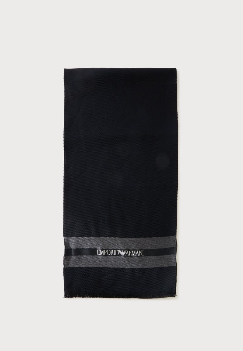 Écharpe noire Emporio Armani avec des rayures grises et un logo près d'une extrémité, posée à plat sur un fond clair.