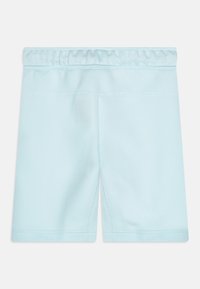 Shorts en coton bleu clair avec une taille élastique, présentant une texture lisse et des coutures à plat, conçus pour le confort et la liberté de mouvement.