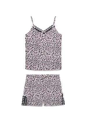 Camisole con stampa leopardata con rifinitura in pizzo nero e pantaloncini abbinati con pannelli laterali in pizzo e fiocchi su sfondo bianco.