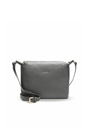 Sac bandoulière en cuir gris avec une finition texturée, accents en matériel doré, et une longue sangle réglable. Comprend une fermeture éclair et un détail de logo.