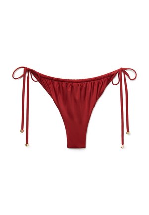 Roter Satin-Bikini-Slip mit verstellbaren Seitenschnüren und kleinen goldenen quadratischen Akzenten an den Enden, dargestellt auf weißem Hintergrund.