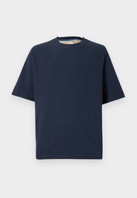 Tricou scurt din bumbac de culoare albastru marin, cu guler rotund și tiv drept. Textură netedă, fără modele sau accente vizibile.