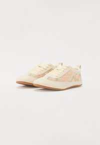 Sneaker beige con ricami floreali in rosa e oro, esterno in pelle liscia e suola in gomma leggera. Dettagli dei lacci e linguetta sul retro.