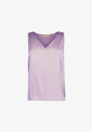 Bezrękawowa lawendowa satynowa bluzka z dekoltem w serek i gładką, błyszczącą teksturą, prezentowana na białym tle.