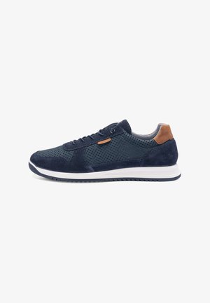 Marineblauer perforierter Sneaker mit Wildlederakzenten, weißer Sohle und braunem Leder-Fersenpatch, seitliche Ansicht auf weißem Hintergrund.