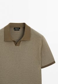 Short-sleeve knit polo shirt in brown and beige with a textured pattern and a soft collar, labeled Massimo Dutti.