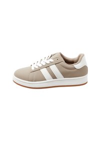 Beżowy sneaker z białymi paskami, białym sznurowaniem i gumową podeszwą. Gładki materiał wierzchni, wyściełany kołnierz i tonalne detale szwów.