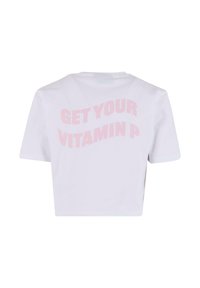 Biele skrátené tričko s krátkymi rukávmi. Text na chrbte znie "ZÍSKAJTE SVOJU VITAMÍN P" veľkým ružovým písmom. Hladká bavlnená látka.