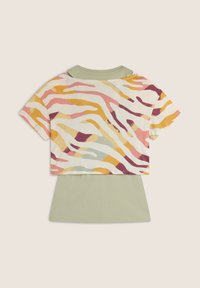 T-shirt cropped con motivi ondulati multicolori in rosa, giallo e viola, con un sottostante di colore verde chiaro. Tessuto in cotone.