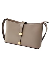 Sac en cuir beige à bandoulière avec une sangle fine, fermoir circulaire et rectangulaire en ton doré, et fermeture éclair sur le dessus.