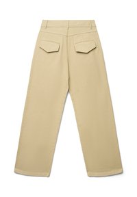 Pantalon beige à jambes larges en tissu de coton lisse. Il présente deux poches arrière à rabats et une ceinture classique.