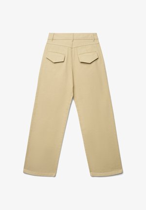 Pantaloni beige a gamba larga realizzati in morbido cotone. Presentano due tasche posteriori con patte e una classica vita con cintura.
