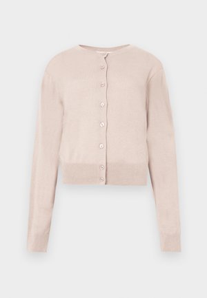 Lichtroze cropped vest met knopen, lange mouwen en geribbelde boorden bij de mouwen en zoom, weergegeven op een witte achtergrond.