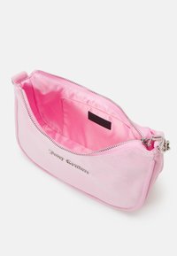 Juicy Couture KABELO SHOULDER BAG WITH CHAIN STRAP METAL PLAQUE UNISEX - Torbica - begonia pink