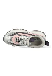 Sneaker con tomaia in mesh grigia e rosa, dotata di linguetta imbottita, accenti riflettenti e suola in gomma. Design leggero con lacci.