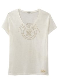 Camiseta de cuello en V en marfil, hecha de una tela suave, con un estampado gráfico circular en marrón claro, con mangas cortas y una etiqueta de logo en el dobladillo.