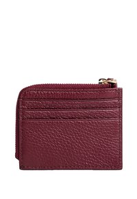 Porta carte in pelle bordeaux con finitura testurizzata, dotato di più scomparti per carte e di un comparto con zip per monete o piccoli oggetti.