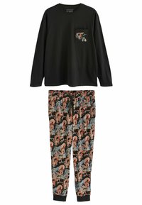 Schwarzes Langarmoberteil mit einer Tasche und grafischem Design, kombiniert mit gemusterten Pyjamahosen in Rot-, Blau- und Schwarztönen.