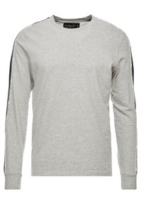 Lichtgrijze langemouwen t-shirt van katoen, met zwarte zijkanten en witte tekst, met een ronde halsontwerp.